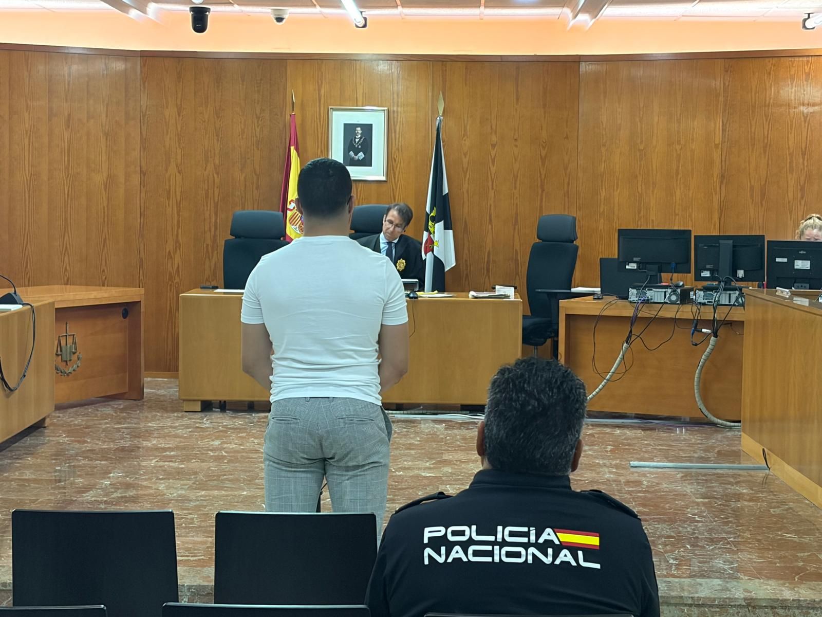 El acusado, frente al magistrado de la Sección Penal del Tribunal de Instancia de Ceuta.