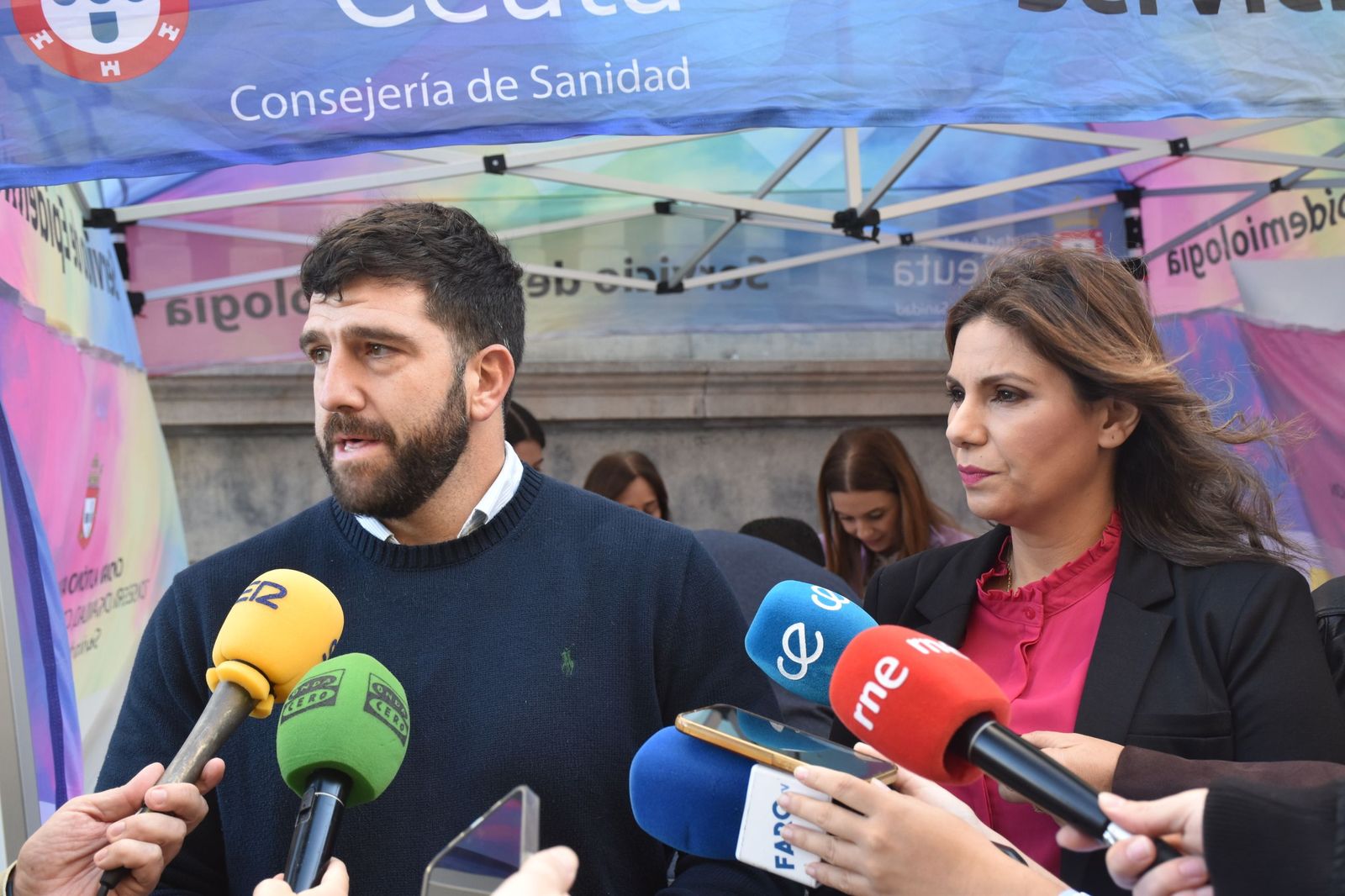 El farmacéutico Tomás Parra y la consejera de Sanidad, Nabila Benzina, junto al stand informativo por el Día Mundial de la Diabetes