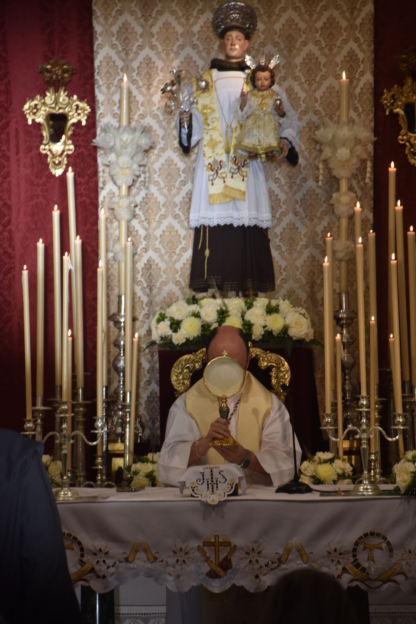 San Antonio enciende la cuenta atrás de su festividad con el inicio del triduo y el alumbrado extraordinario