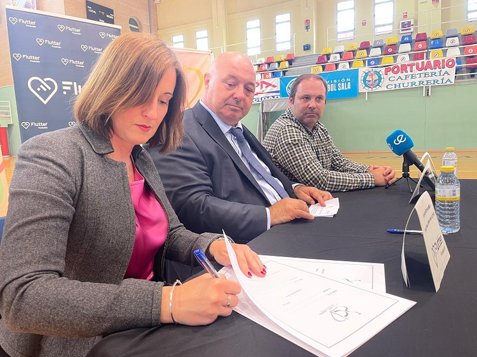 La directora de Flutter, Esther Martín, el consejero de Deportes, Nicola Cecchi, y su director general, Sergio Aguilera, durante la firma del nuevo convenio. / FOTO REDUAN
