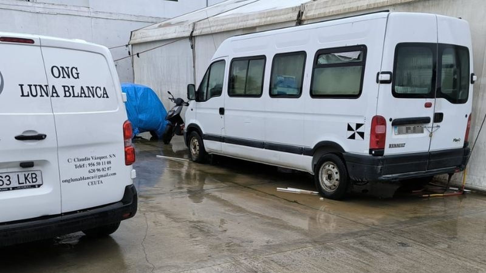 La furgoneta de Saddam frente a una de la ONG Luna Blanca.