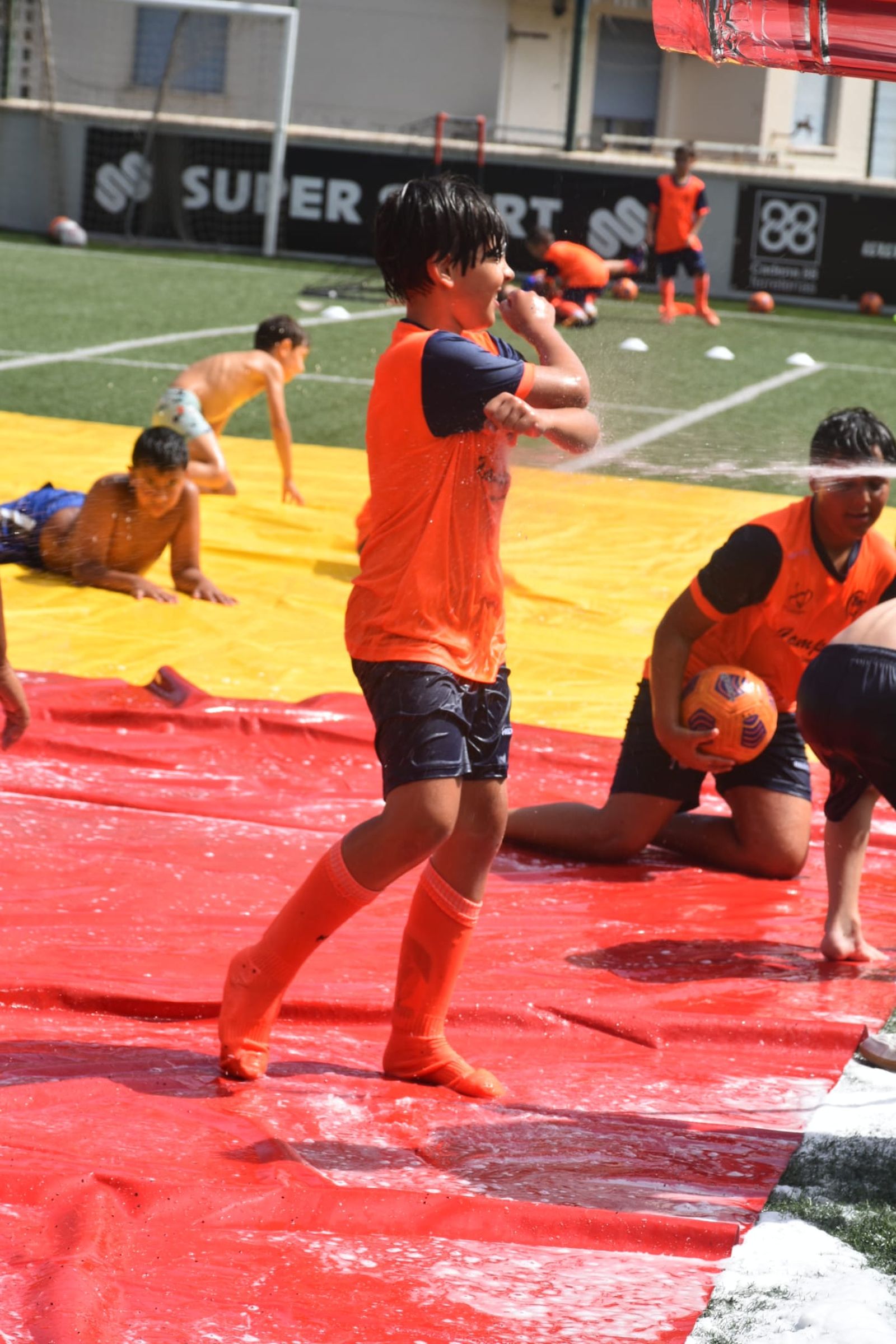 Fiesta de deporte, espuma y convivencia en el Campus de Verano ‘Emilio Cózar’