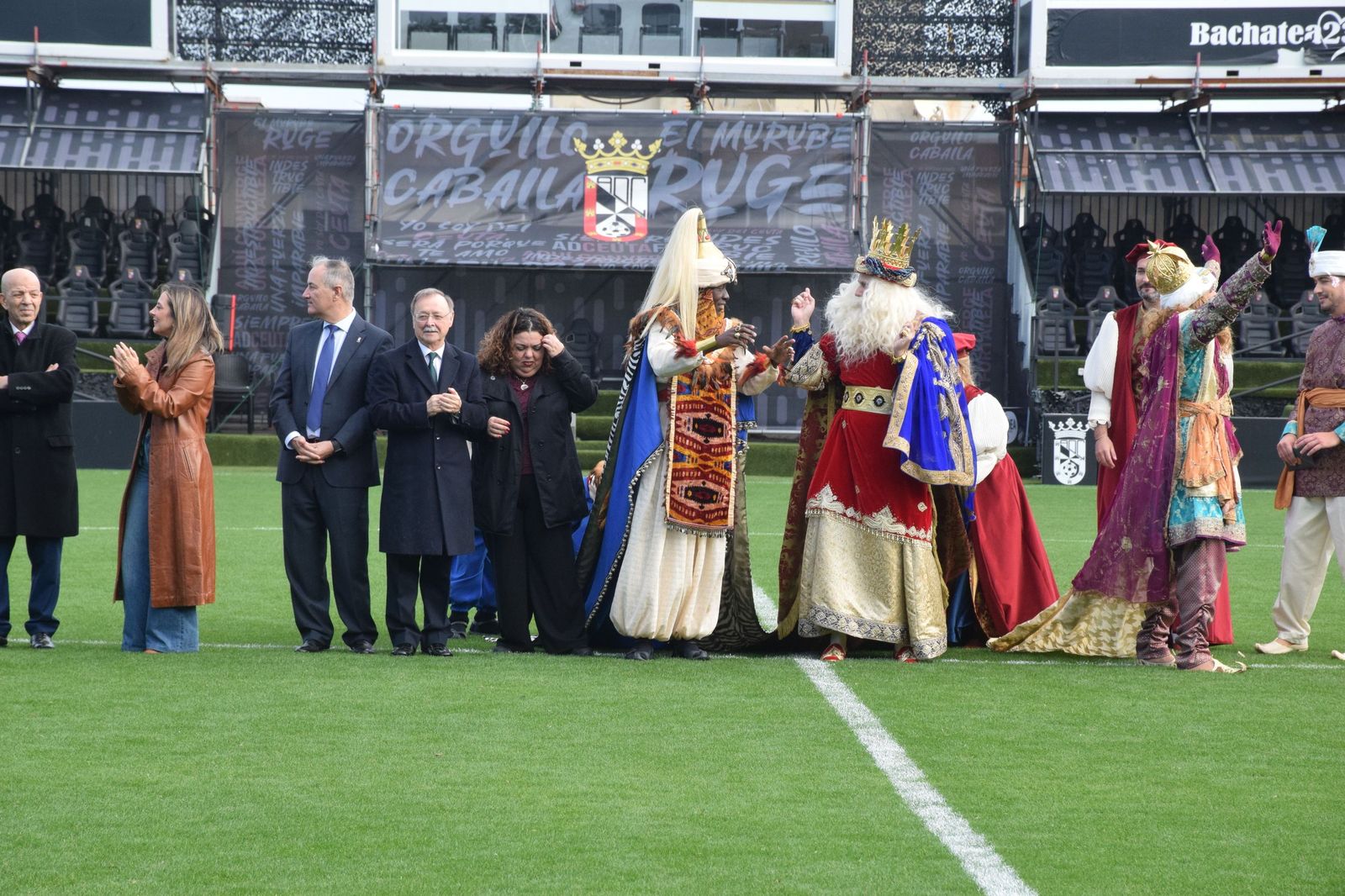 Los Reyes Magos aterrizan en el Alfonso Murube horas antes de la cabalgata