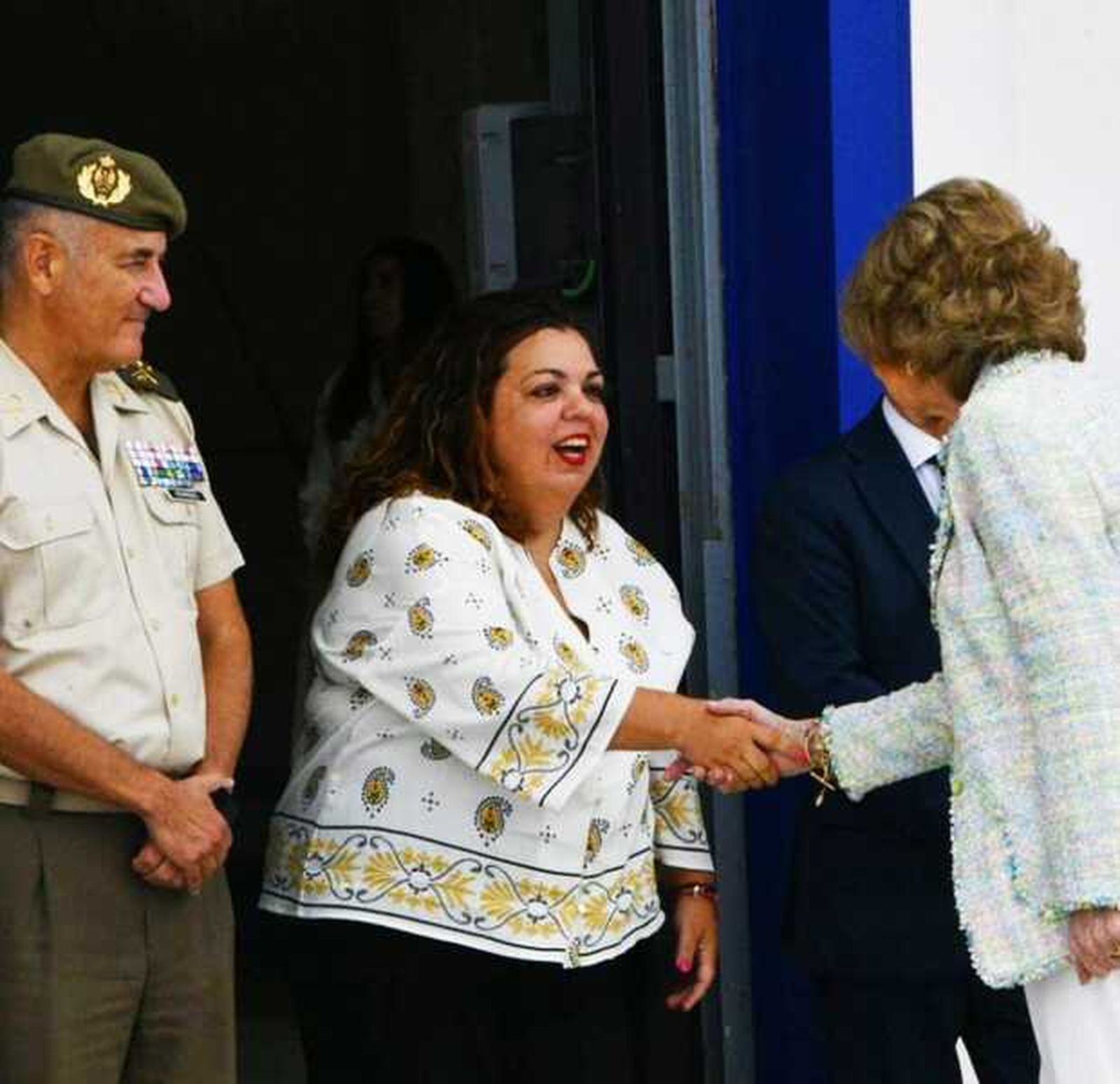 Cristina Pérez saluda a Doña Sofïa en presencia del comandante general, Fernández Herrero / Reduan