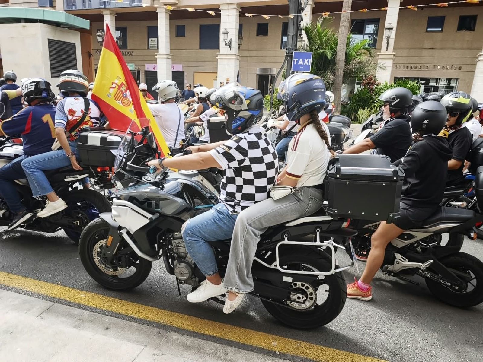 Cientos de motoristas se manifiestan por las calles de Ceuta