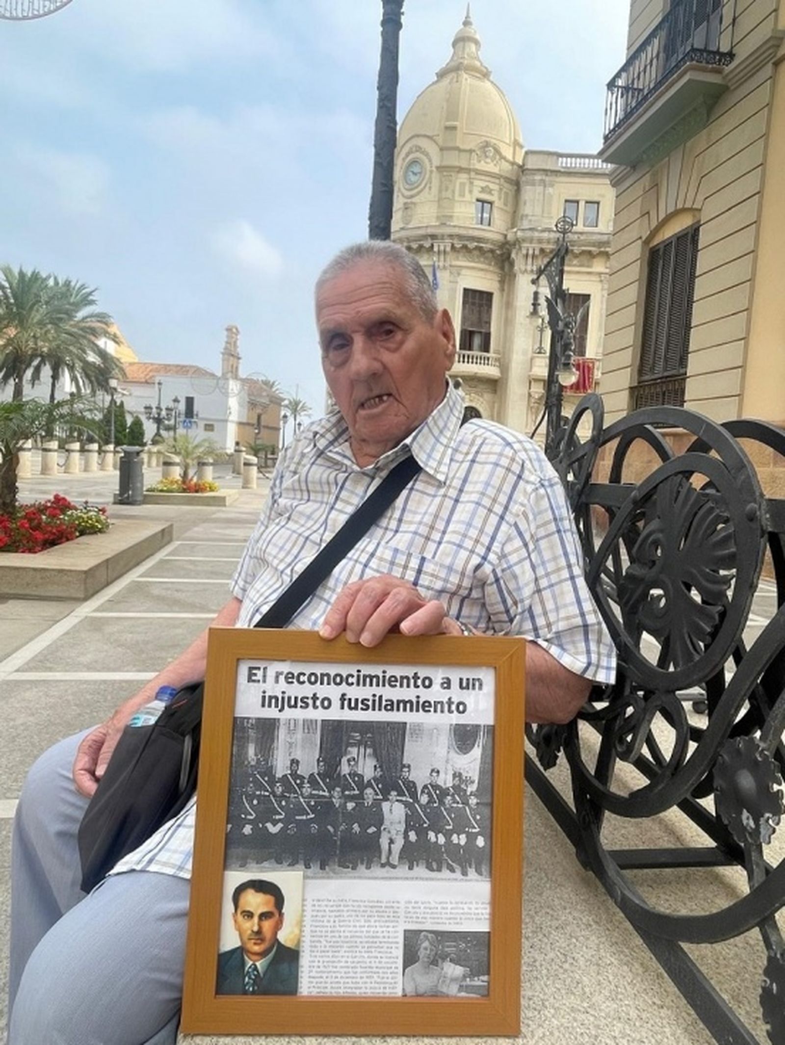 González con un recorte de periódico enmarcado. / FOTO REDUAN