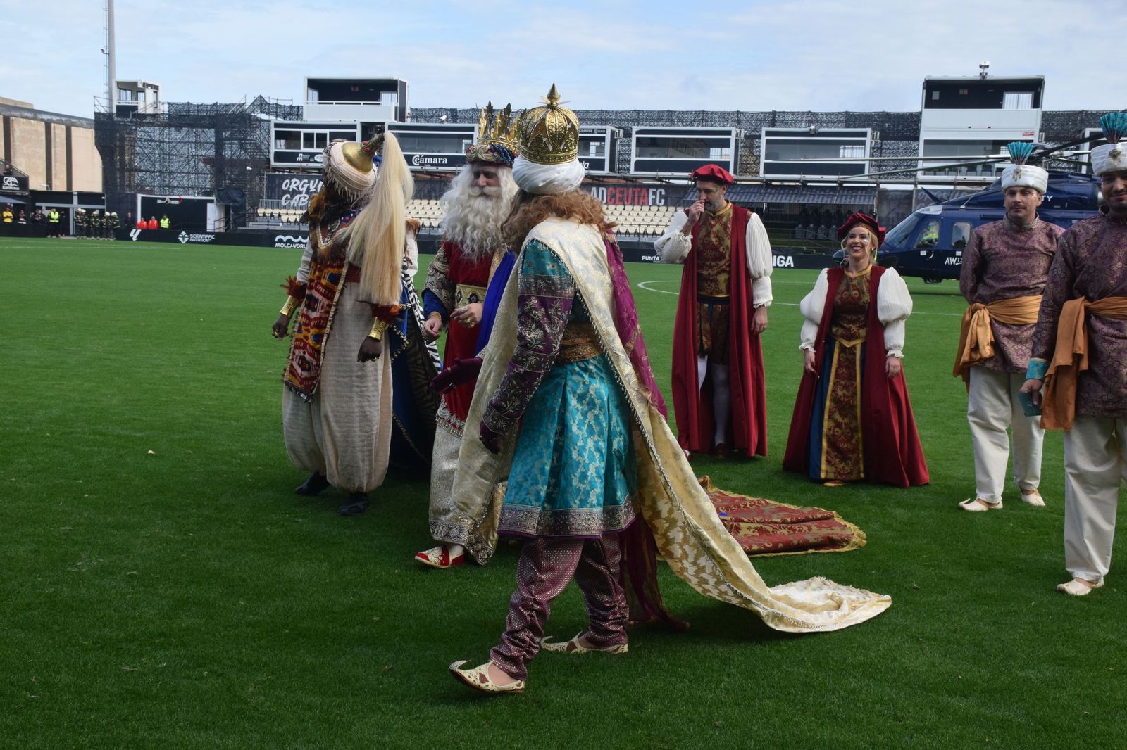 Los Reyes Magos aterrizan en el Alfonso Murube horas antes de la cabalgata