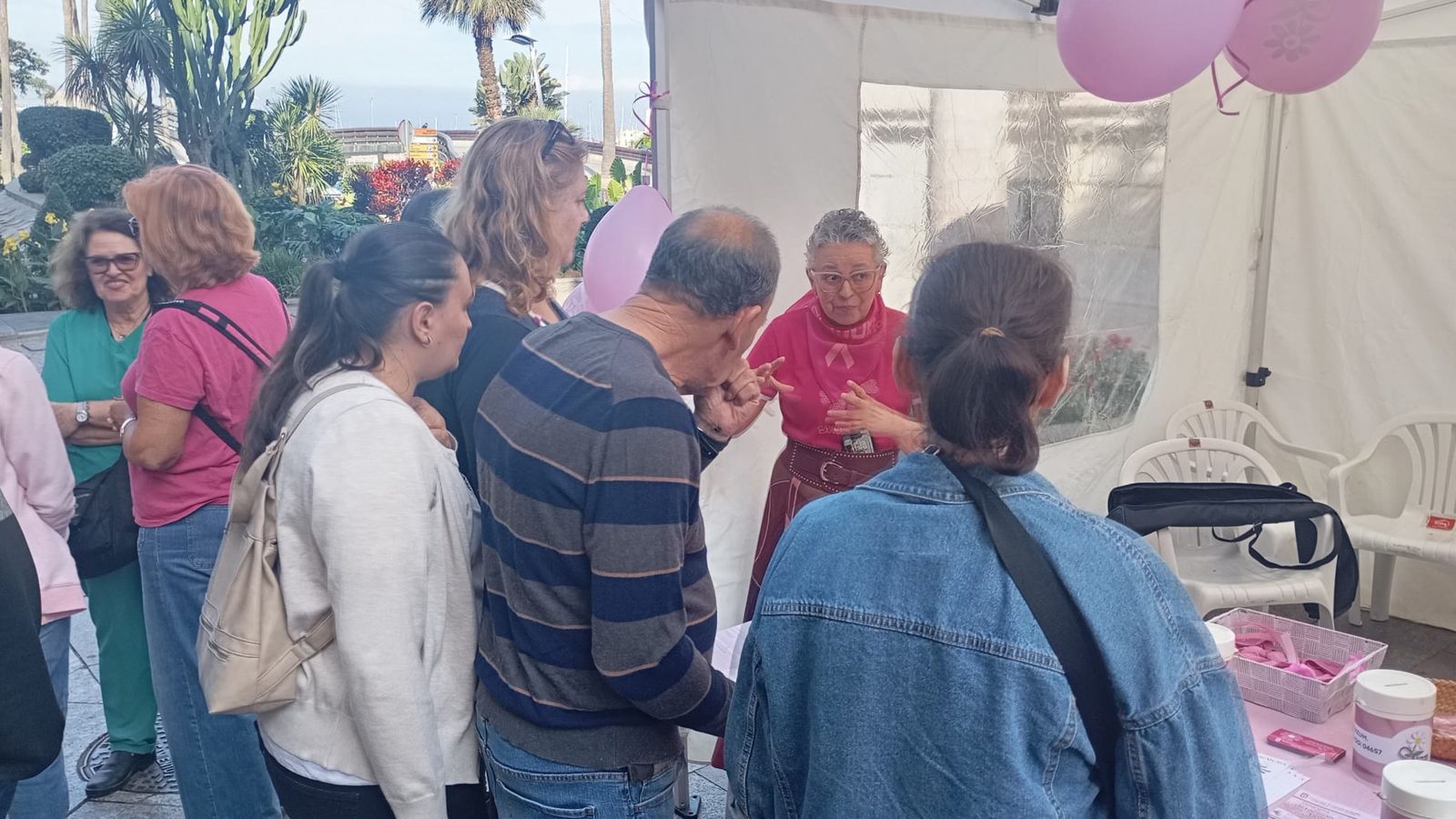 Una voluntaria atiende a varias personas que se acercan al stand de ACEFEP Una voluntaria atiende a varias personas que se acercan al stand de ACEFEP