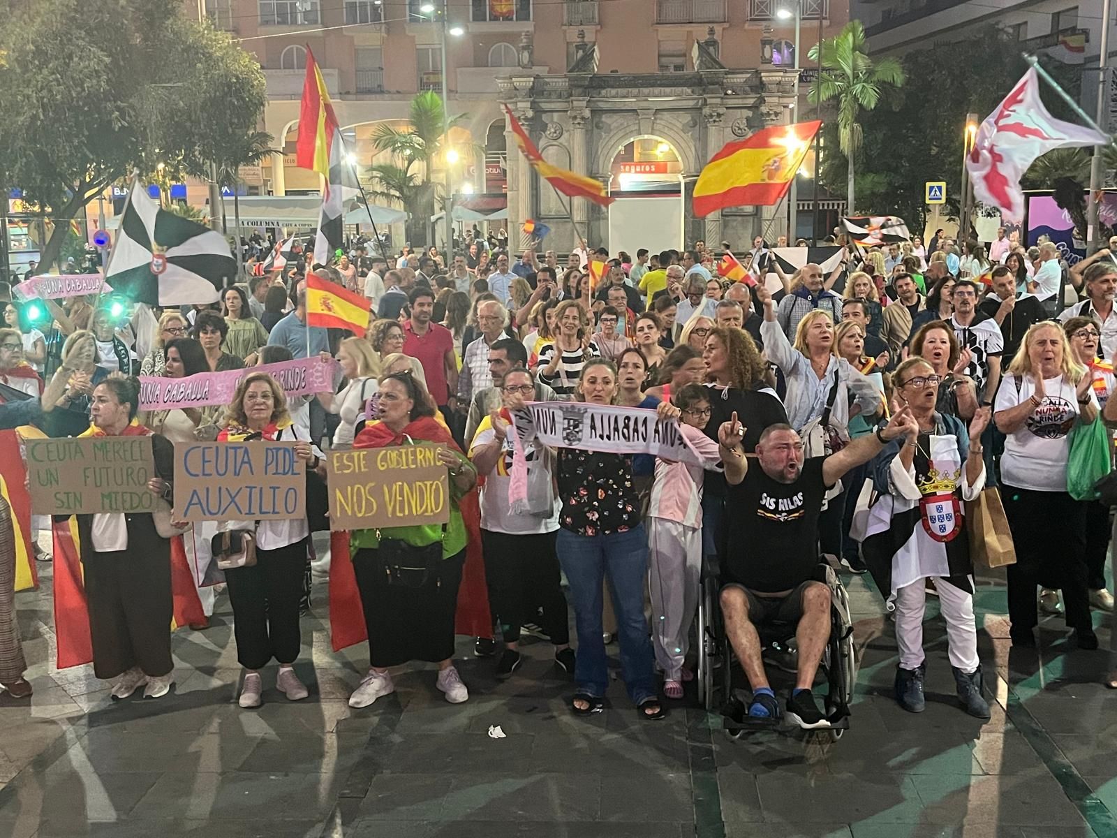 Ceuta no se rinde: Unos 200 ciudadanos vuelven a alzar la voz contra el Gobierno por la invasión