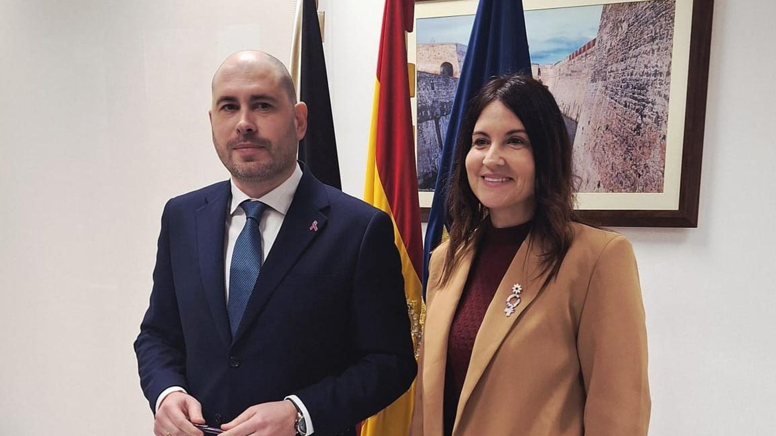 El delegado del Gobierno, Miguel Ángel Pérez Triano, y la responsable de violencia sobre la mujer, Livia Rosales, antes del encuentro