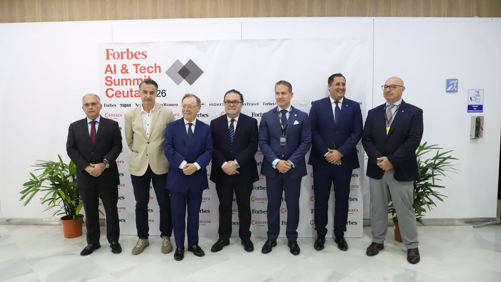 Foto de familia de representantes institucionales y organizadores del encuentro