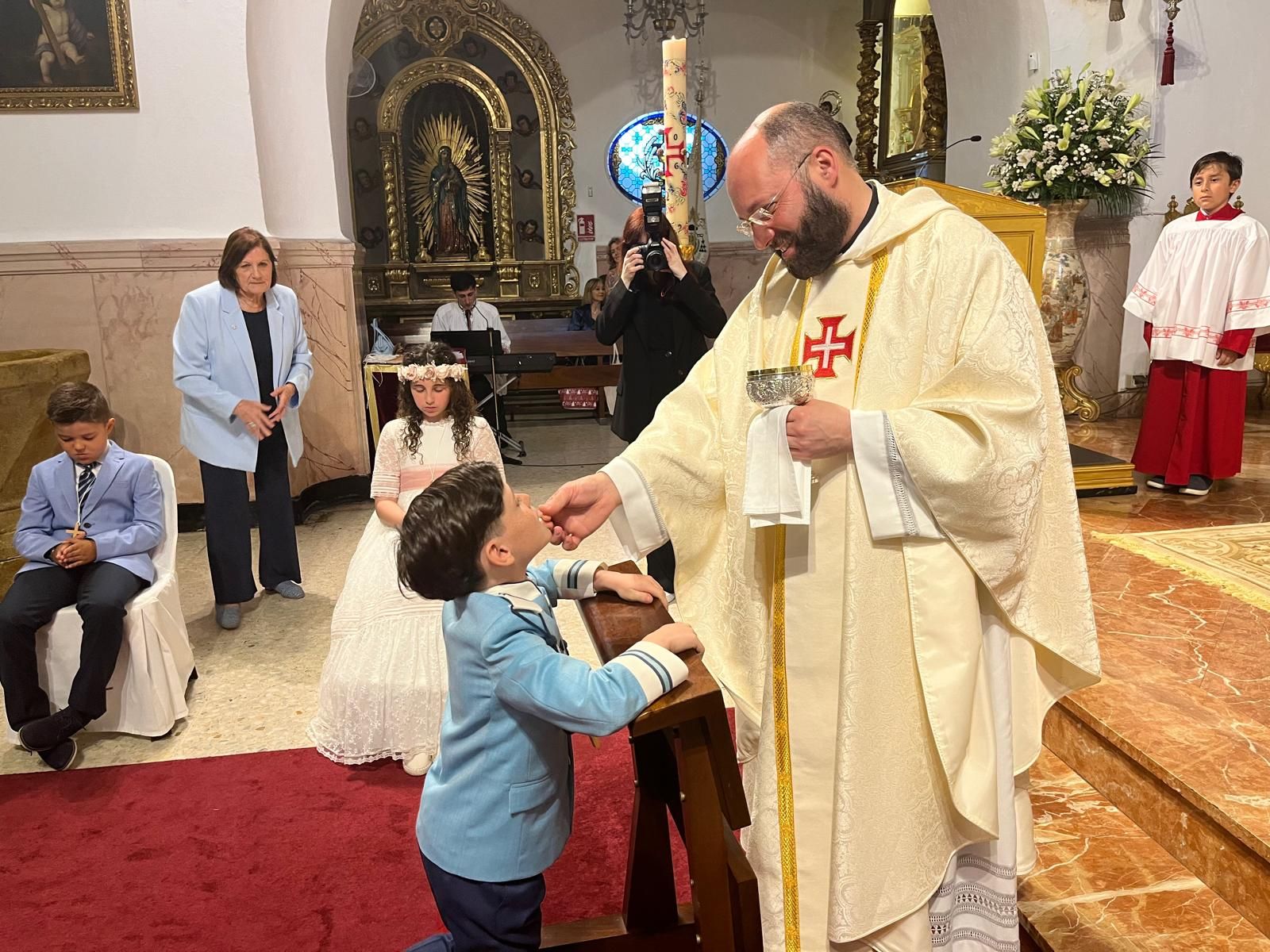 El vicario oficia comuniones en el Santuario de la Virgen de África