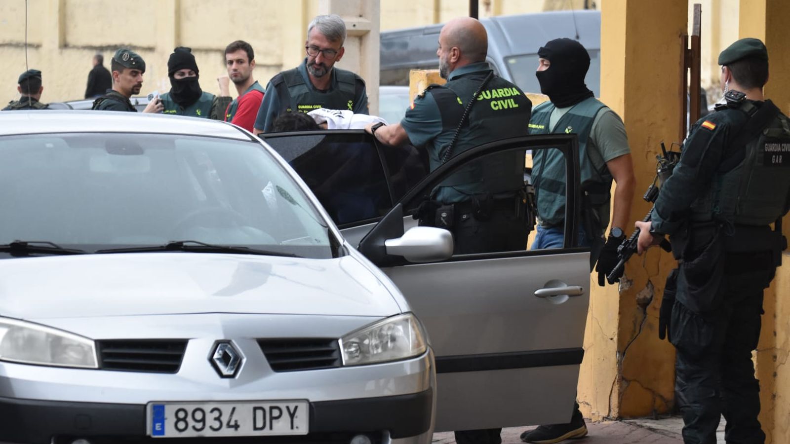 La Guardia Civil llevándose a un detenido en Poblado Sanidad