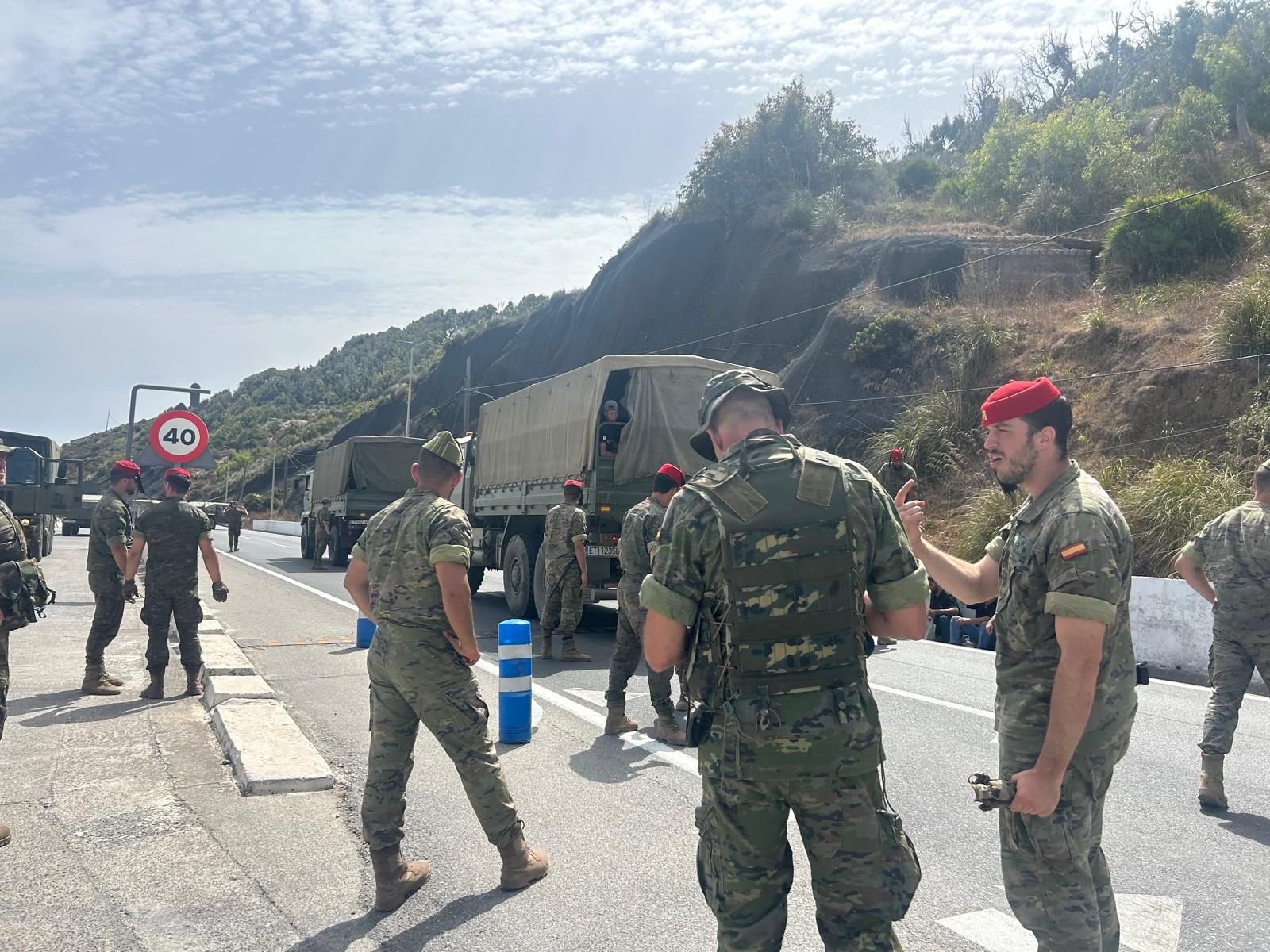 Militares reagrupando migrantes en Benzú