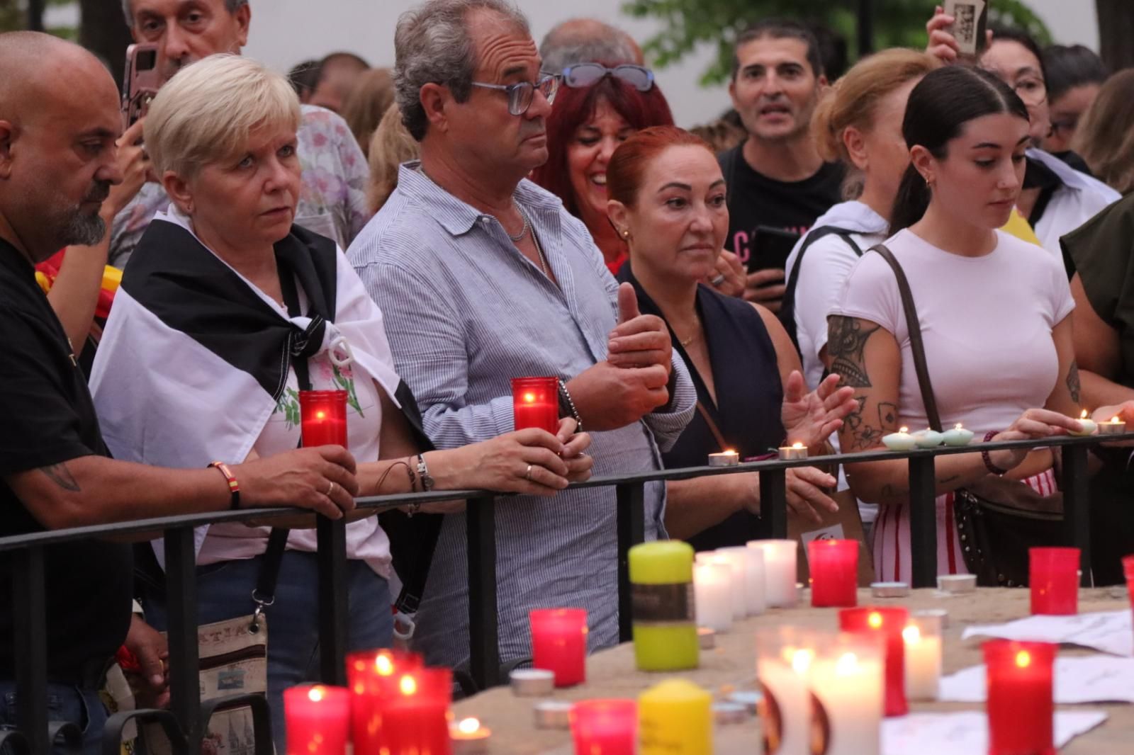 La plaza de África se llena de velas y mensajes de apoyo para Ceuta