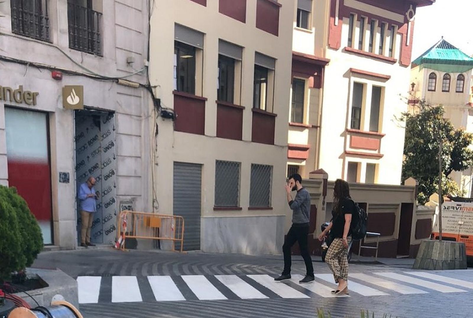 Dos personas andando por una calle céntrica de Ceuta. / FOTO EL PUEBLO