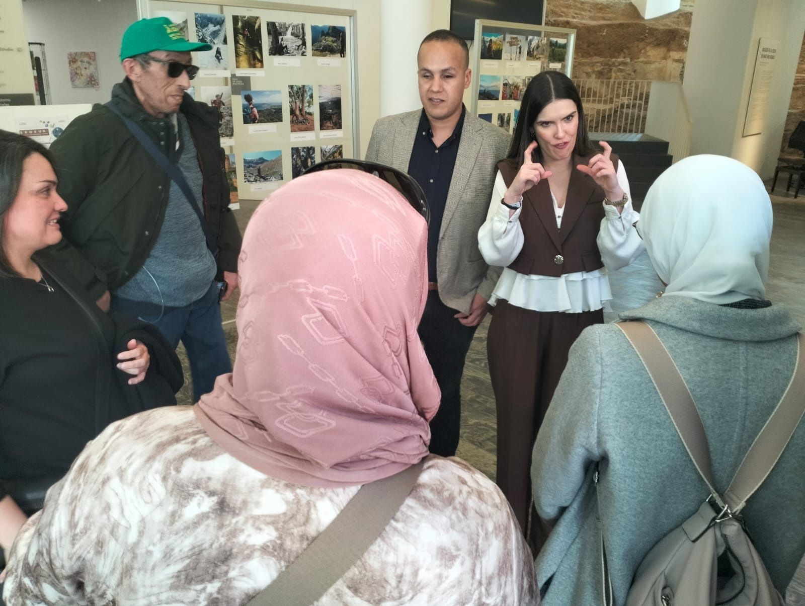 Los participantes en la convocatoria conversan minutos antes del comienzo del acto