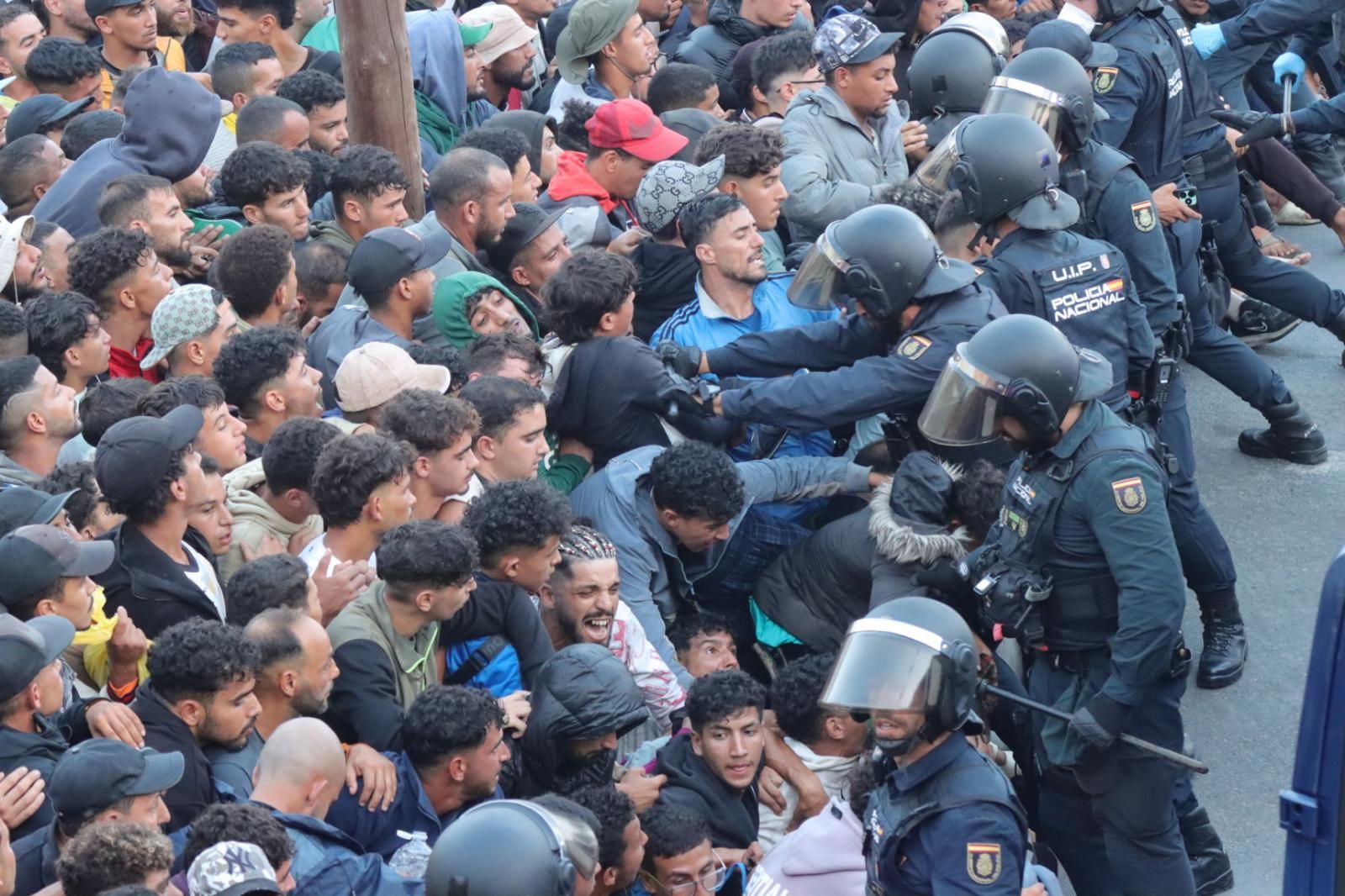 Tenso traslado  de más de  3.000 migrantes de las playas de Ceuta a un nuevo centro temporal