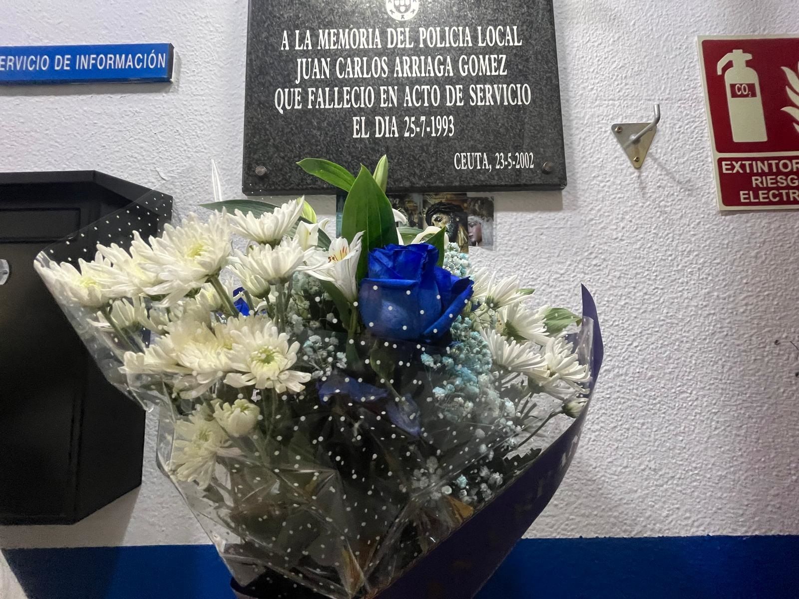 Ramo de flores depositado bajo la placa que en la Jefatura Superior recuerda la figura del agente Arriaga