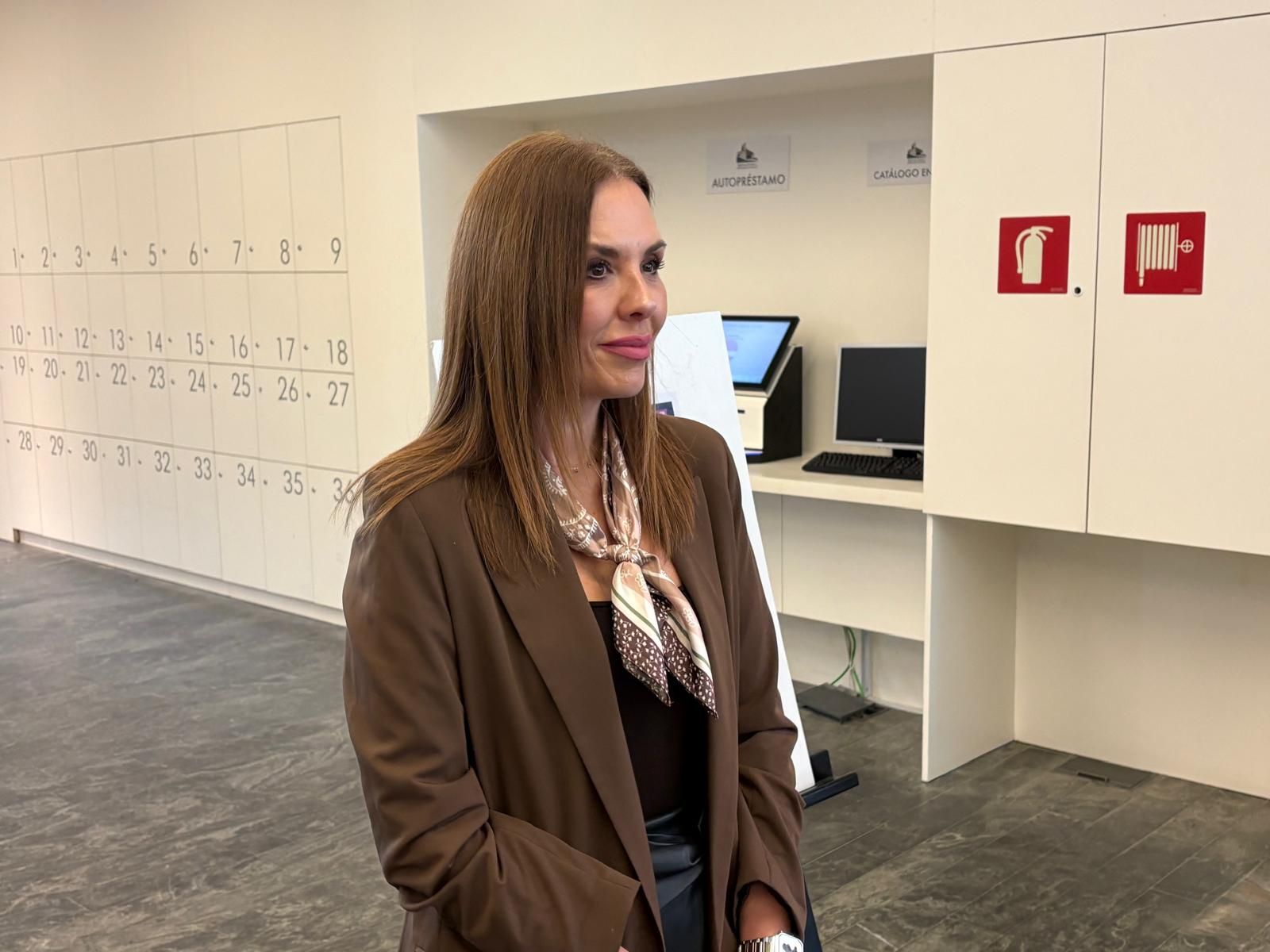 Mercedes Vega justo antes de atender a los medios de comunicación