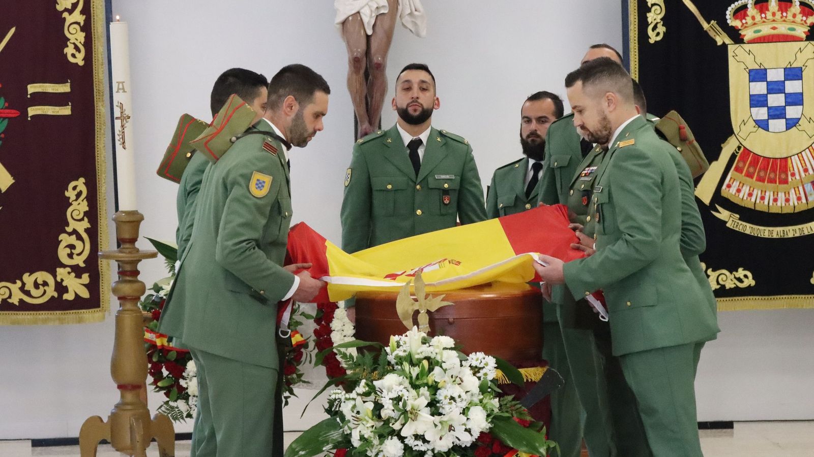 Cuando los portadores recogieron la bandera del féretro y la doblaron con precisión ceremonial, el tiempo pareció detenerse de nuevo