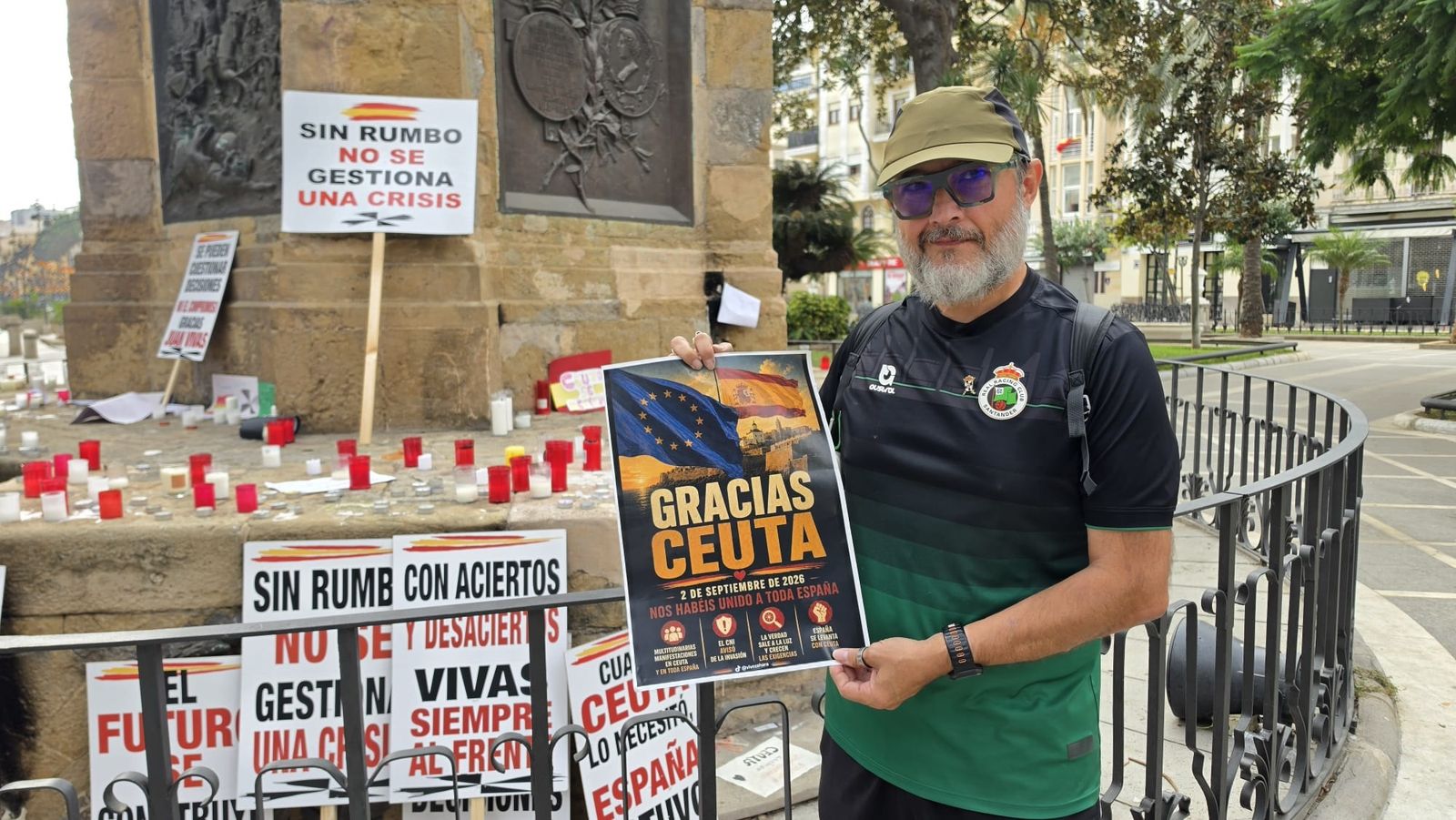 Miguel muestra el nuevo cartel que ha realizando dando las gracias a Ceuta por unir a toda la nación