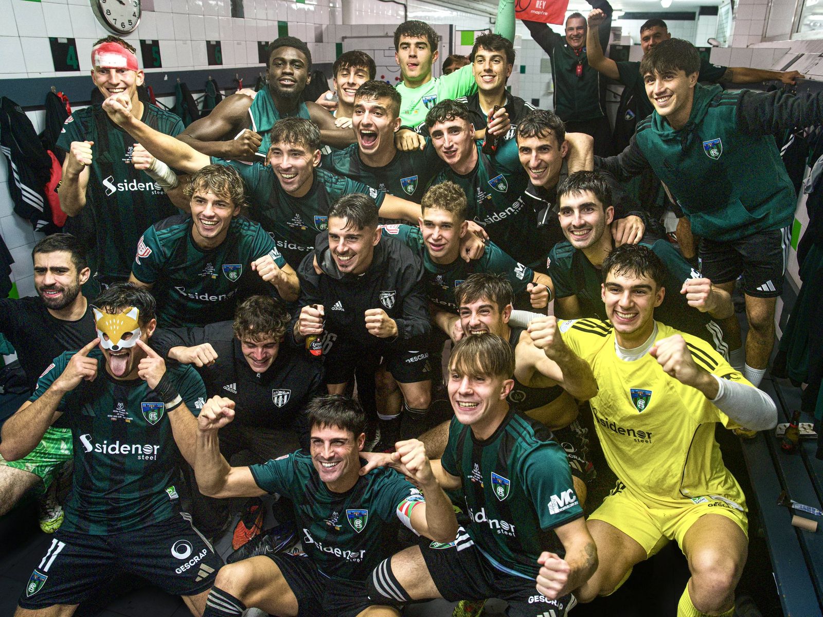 Los jugadores del Sestao celebran la histórica eliminación del Espanyol