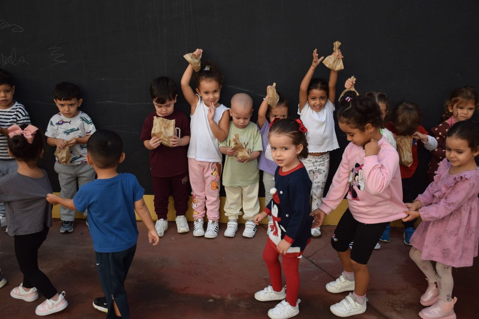 FOTGALERÍA | El Castañero visita el CEIP Ortega y Gasset y continúa su ruta por varios colegios de Ceuta