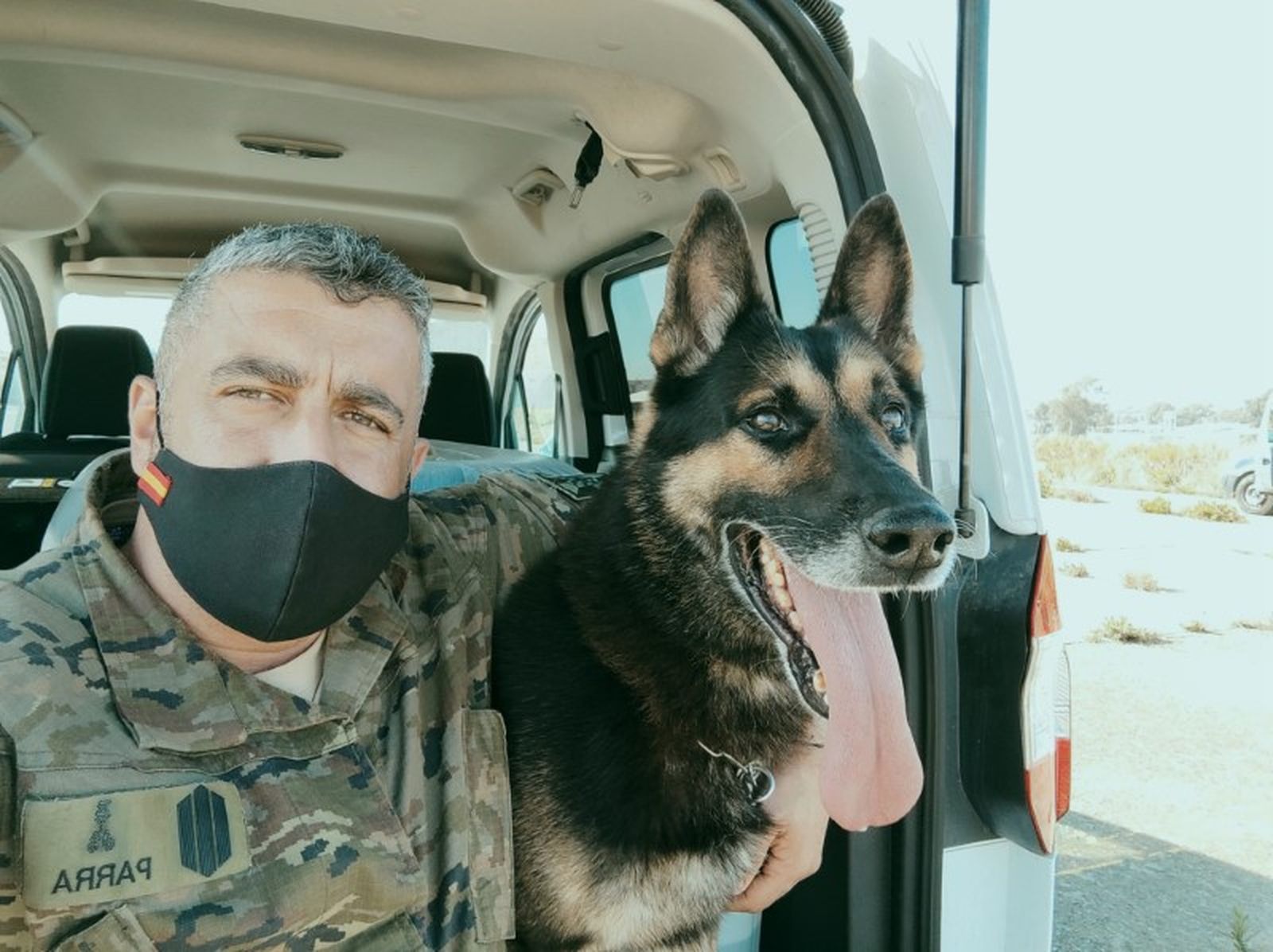 Riki con su antiguo guía / FOTO EJÉRCITO DE TIERRA