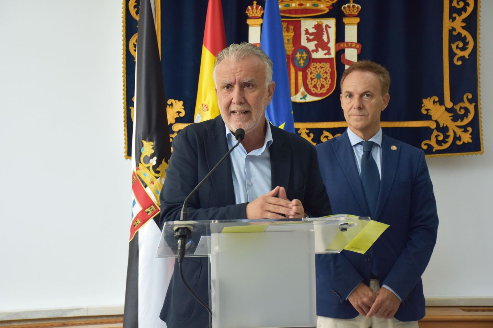 El ministro de Política Territorial y coordinador del mando único, Ángel Víctor Torres, junto al delegado del Gobierno en Ceuta