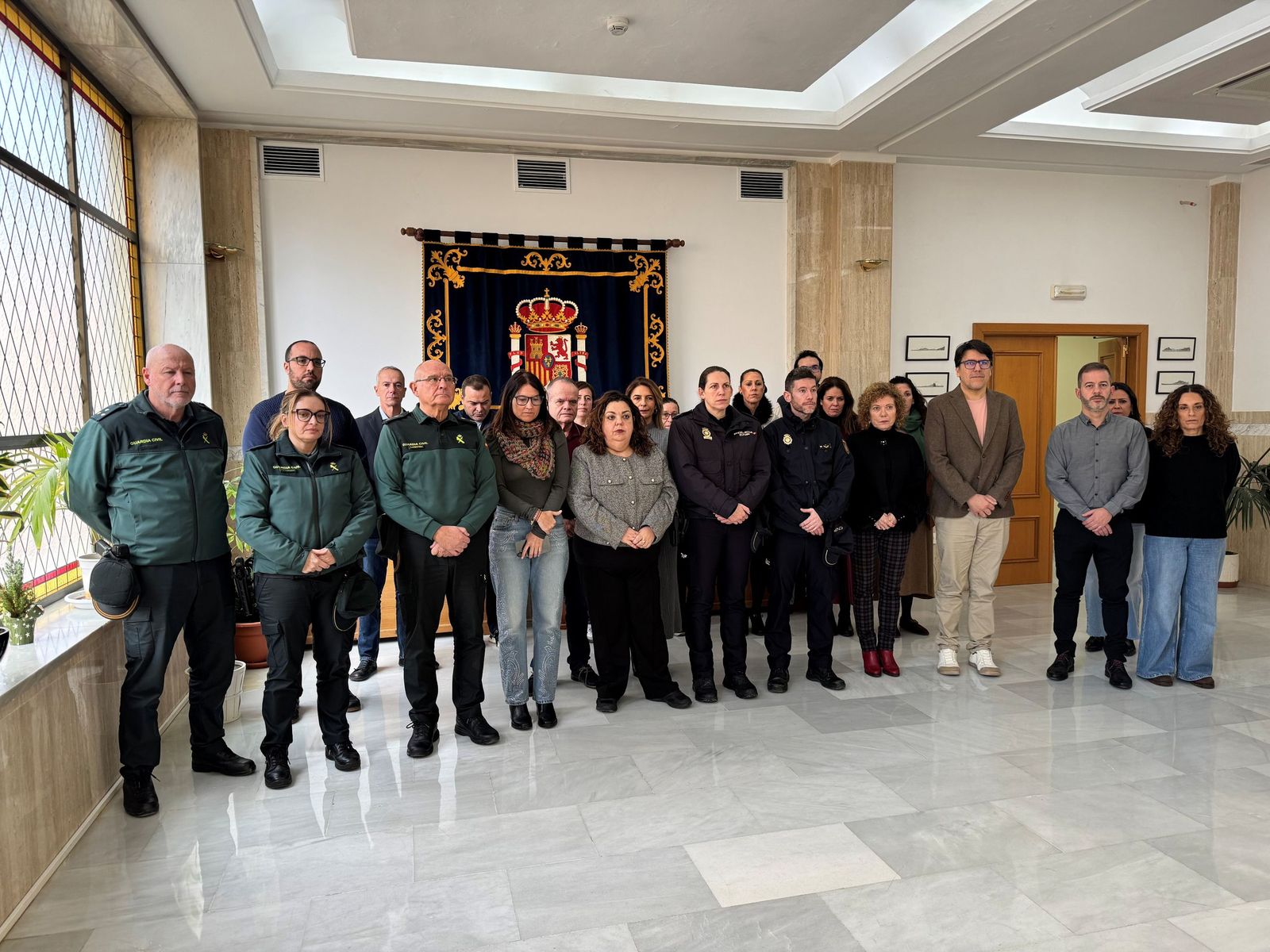 Silencio y firme condena en la Delegación del Gobierno tras los dos primeros asesinatos machistas de 2026