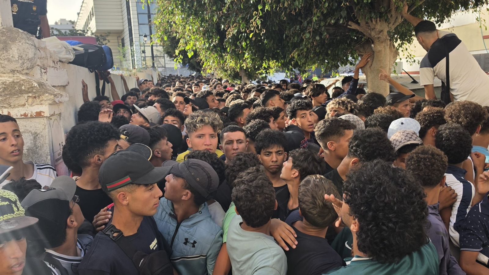 Centenares de migrantes hacen cola a las puertas de la Policía Nacional para su filiación