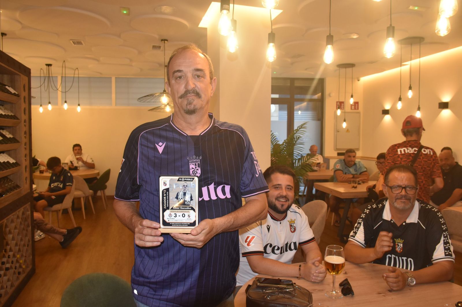 El Pueblo de Ceuta reúne a sus ‘Jugadores nº12’ y convierte su pasión por el Ceuta en cromos