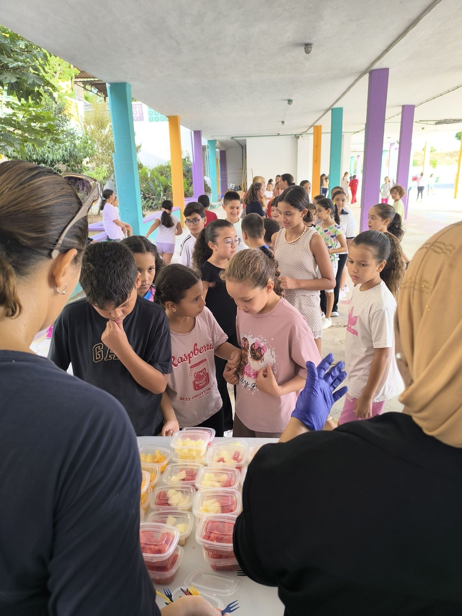 El Colegio Rey Juan Carlos I impulsa con el AMPA los “Martes locos por la fruta” para fomentar hábitos saludables