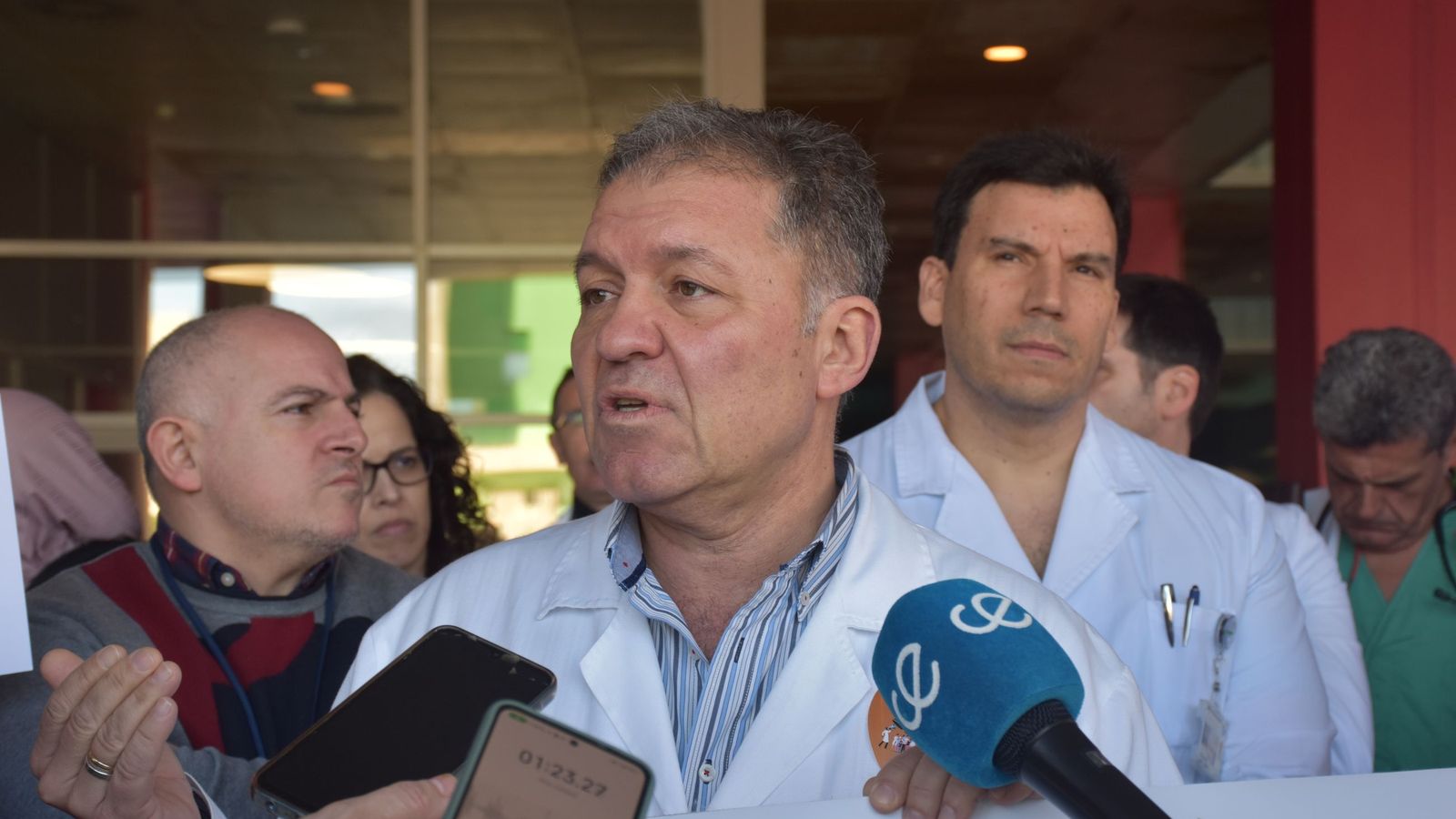 El presidente del Sindicato Médico, Enrique Roviralta, declara ante la prensa en la concentración por el tercer día de huelga