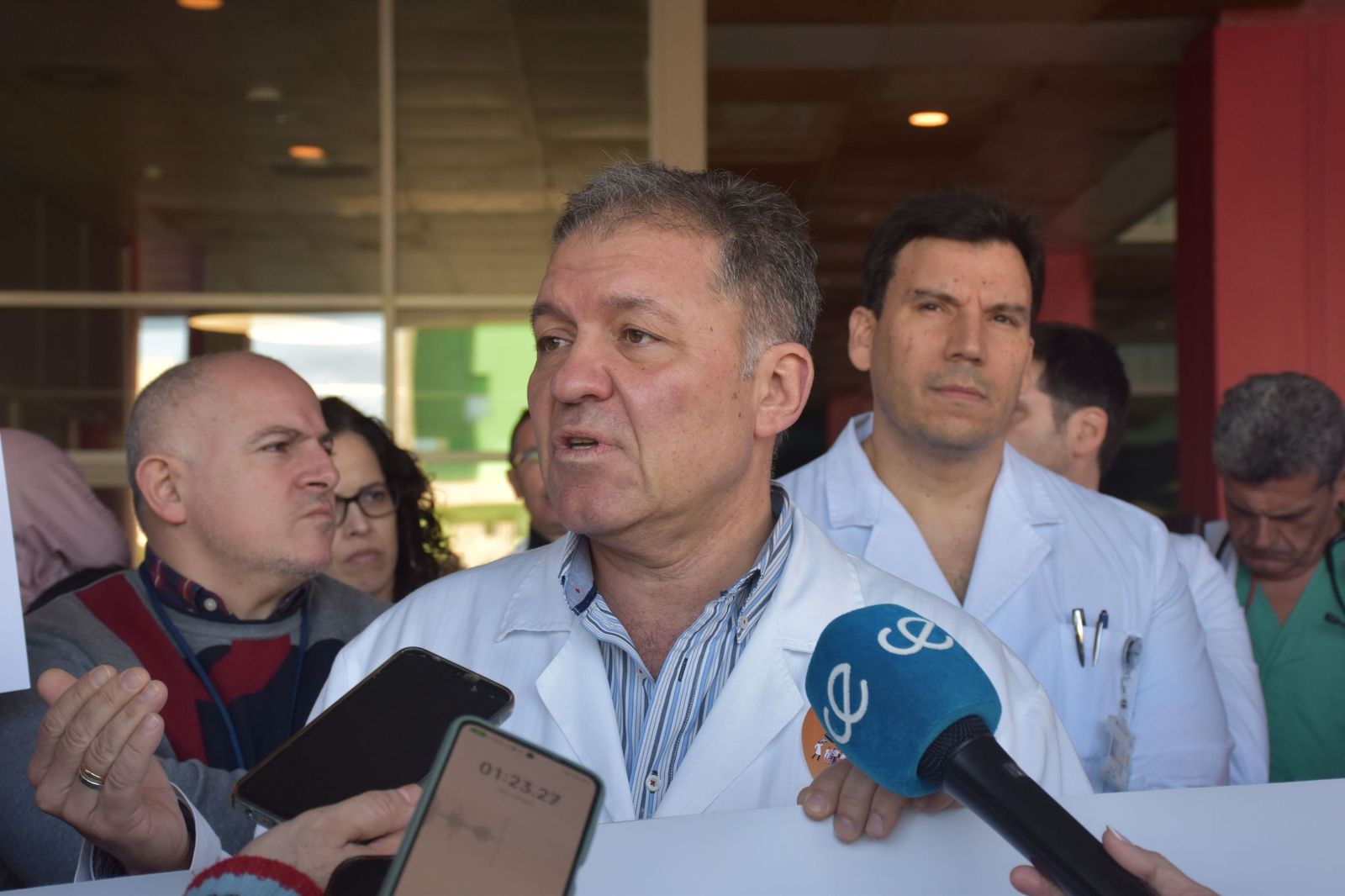 El presidente del Sindicato Médico, Enrique Roviralta, declara ante la prensa en la concentración por el tercer día de huelga