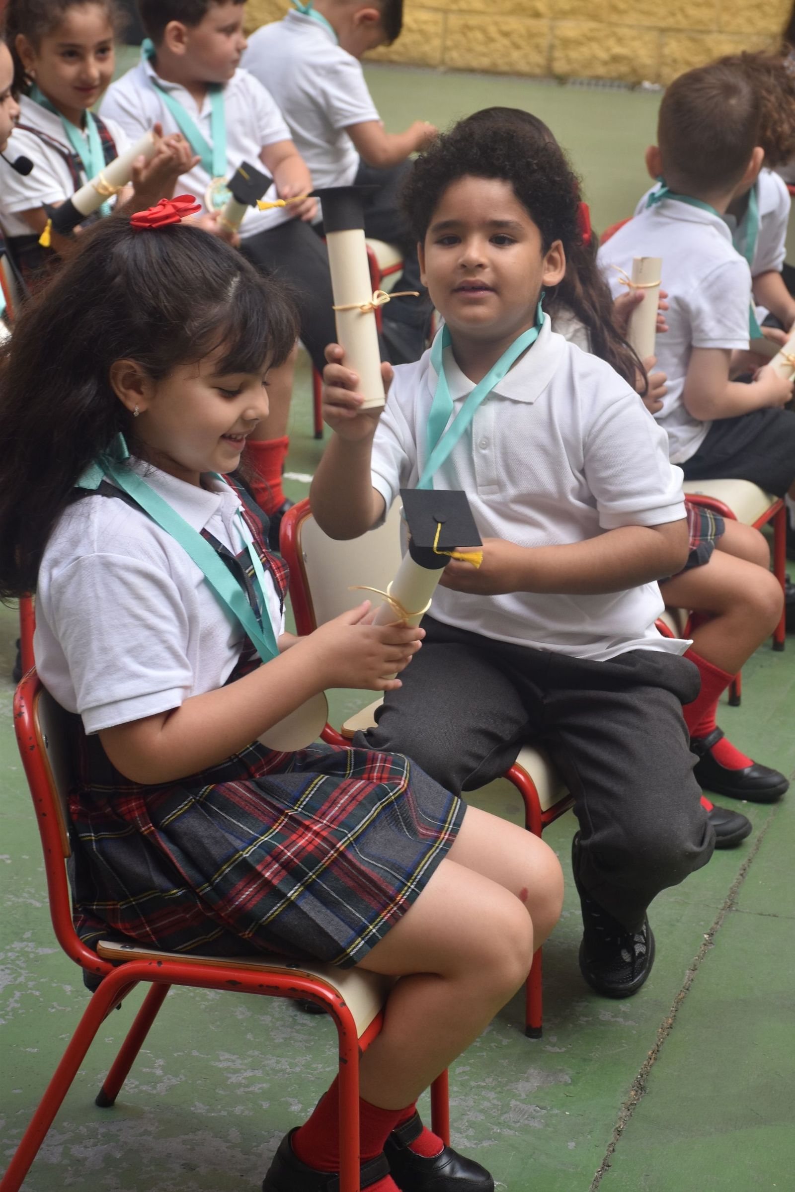 Las lágrimas de orgullo toman el CC Beatriz de Silva en la graduación más especial de sus pequeños