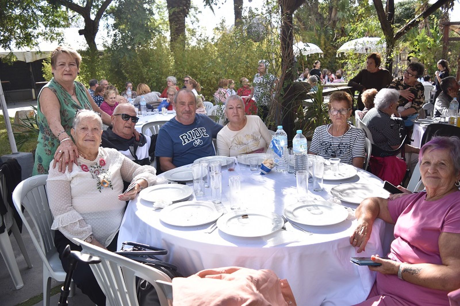 Una de las reuniones de amigos que acudieron este jueves a La Mochila para Mayores / FOTO NICOL´S