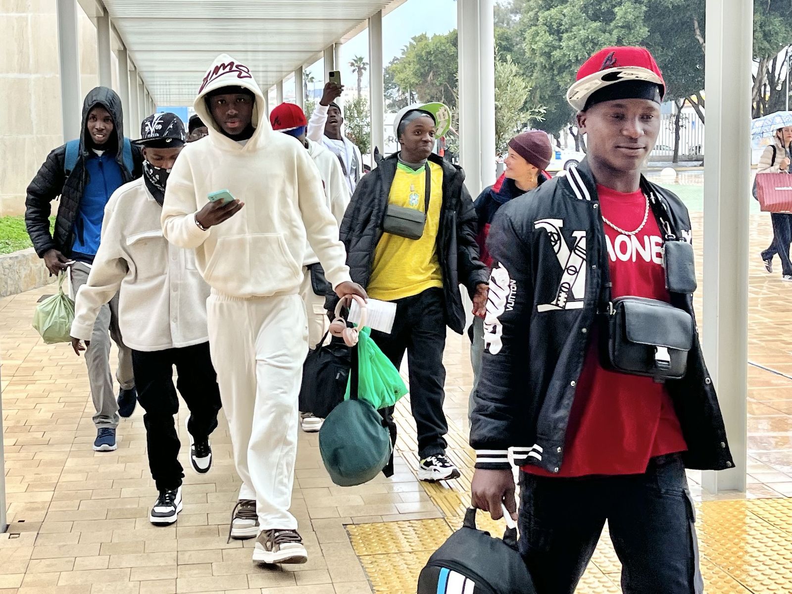 Residentes del CETI durante un traslado