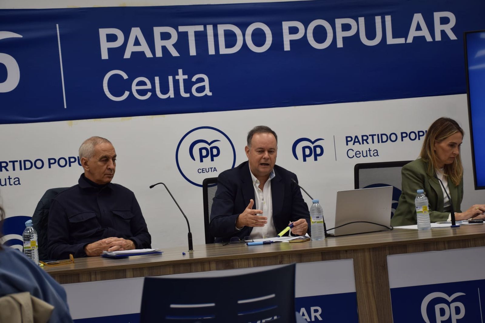 Los parlamentarios de Ceuta durante la rueda de prensa ofrecida en la mañana de este lunes en la sede del Partido Popular
