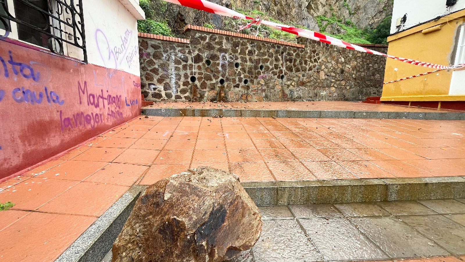 Imagen de la roca desprendida en San Amaro y los daños ocasionados