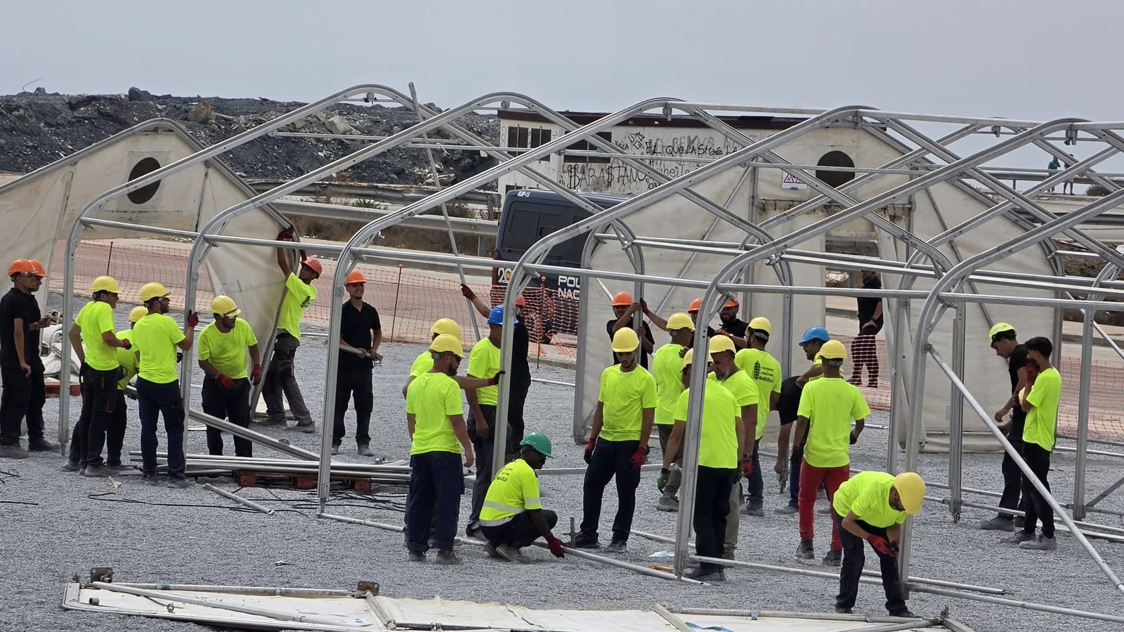 Comienza la instalación de nuevas carpas de acogida en Los Rosales, junto a la antigua prisión