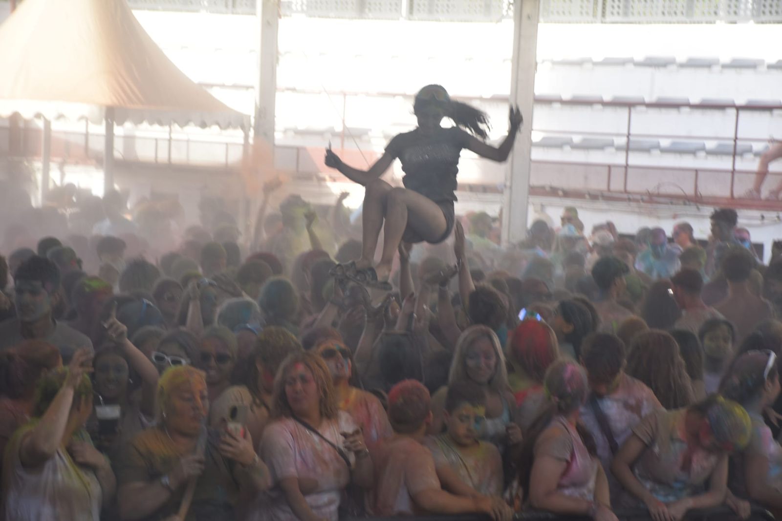 El Holi vuelve a teñir Ceuta de color por la solidaridad y el amor
