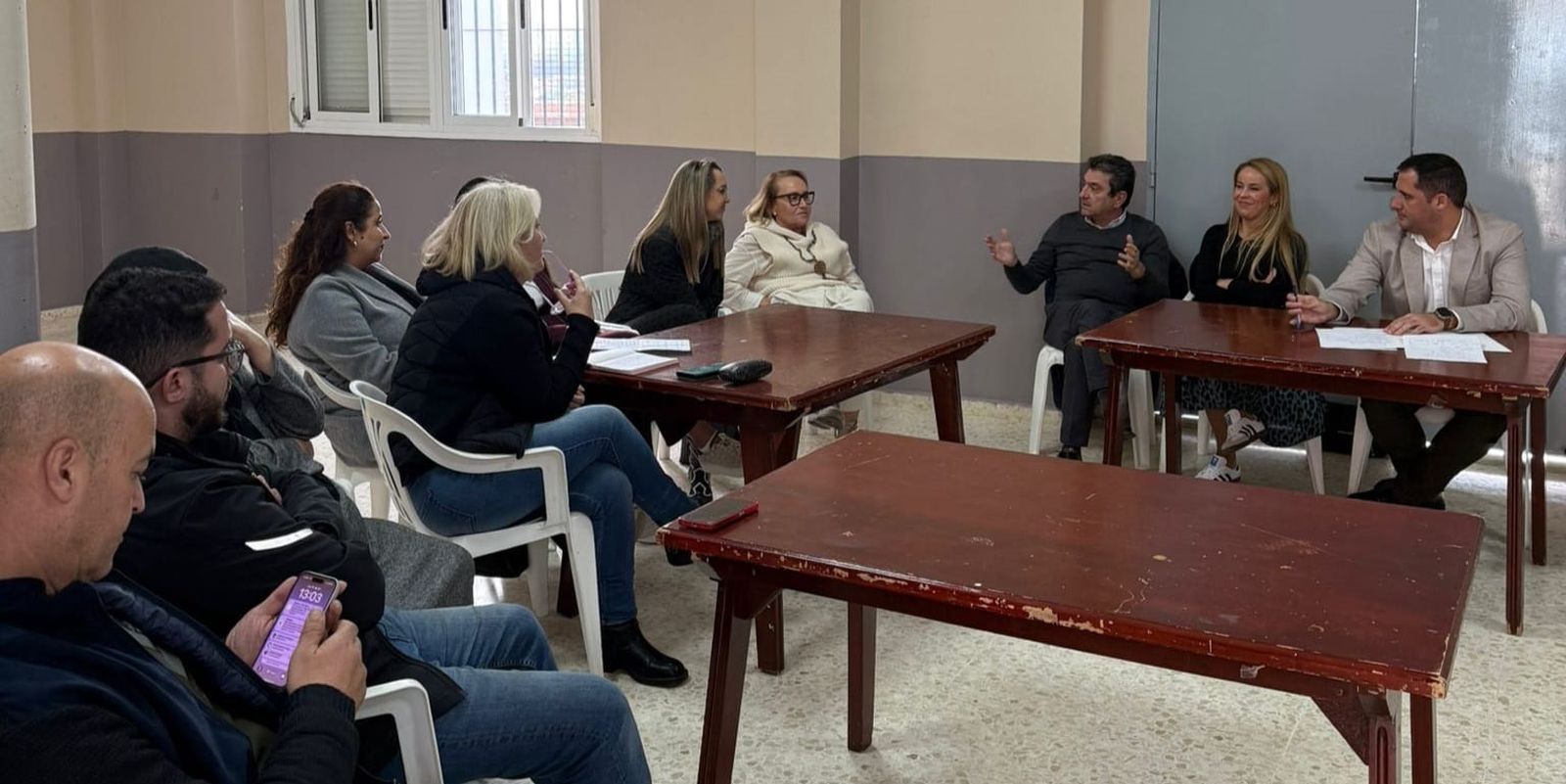 La primera reunión de trabajo entre la Ciudad y los comerciantes de Hadú se celebró en el local social de Vicedo Martínez.