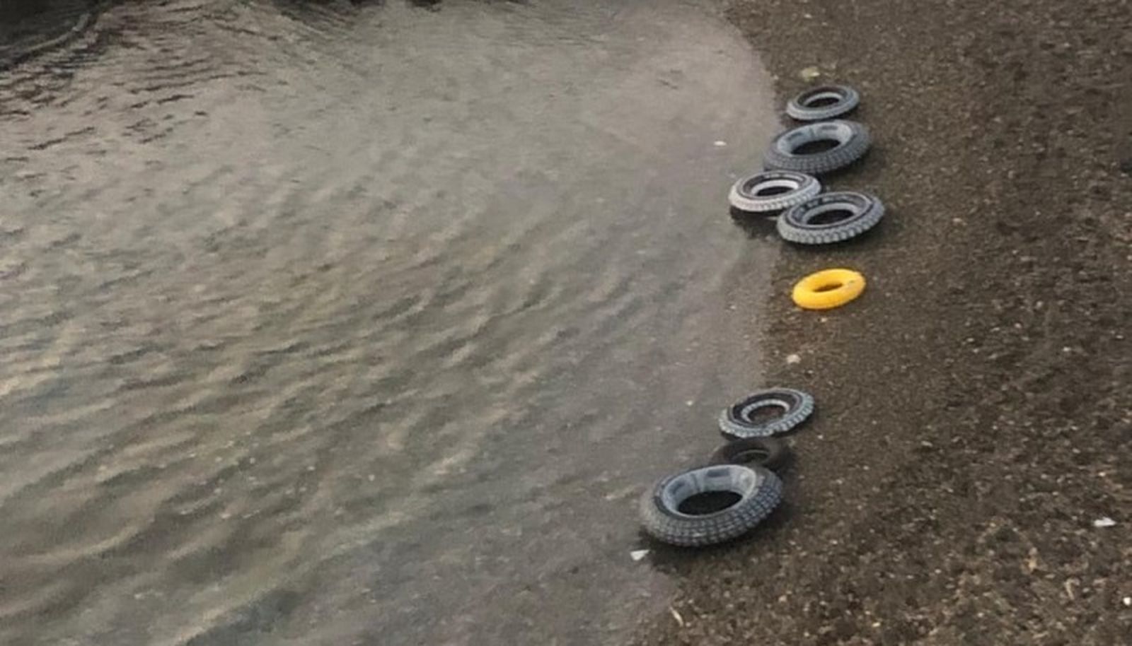 Flotadores en la orilla de la playa del Tarajal este lunes. / FOTO S.D.