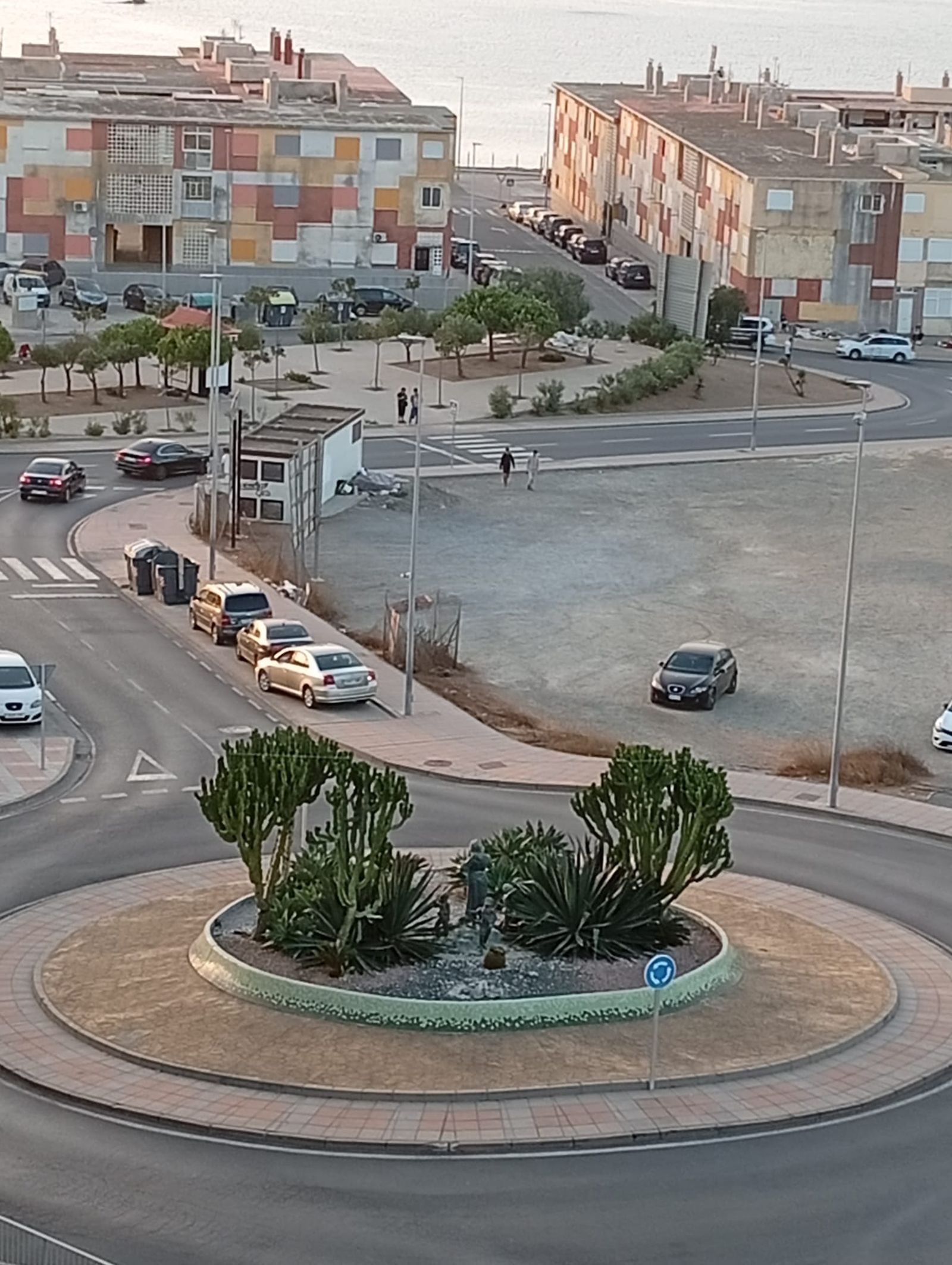 La parada de bus de Loma Colmenar este miércoles al amanecer