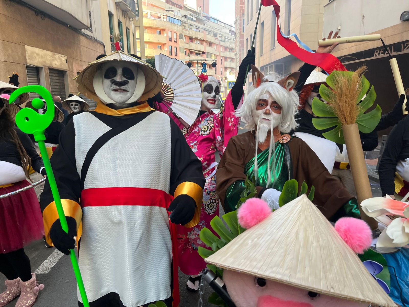 El Carnaval llena de color y ruido las calles del centro