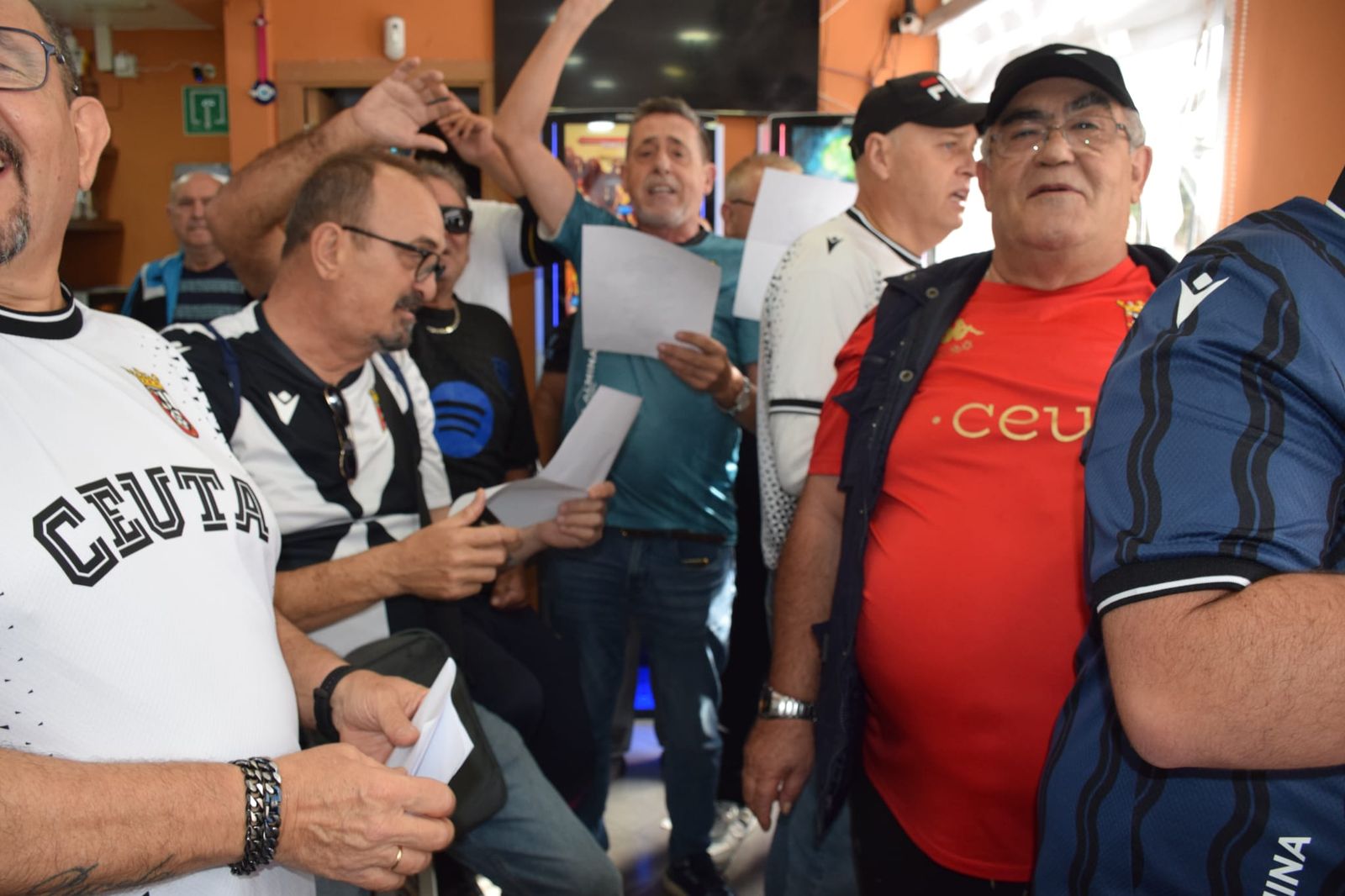 Las aficiones de Ceuta y Almería disfrutan del buen ambiente en la previa al partido