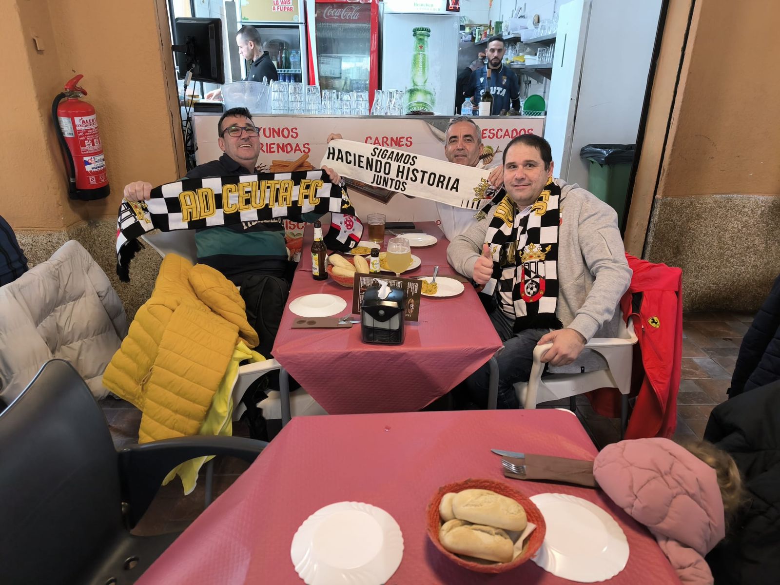 La afición ceutí ya disfruta del ambiente antes del partido a los alrededores del Alfonso Murube