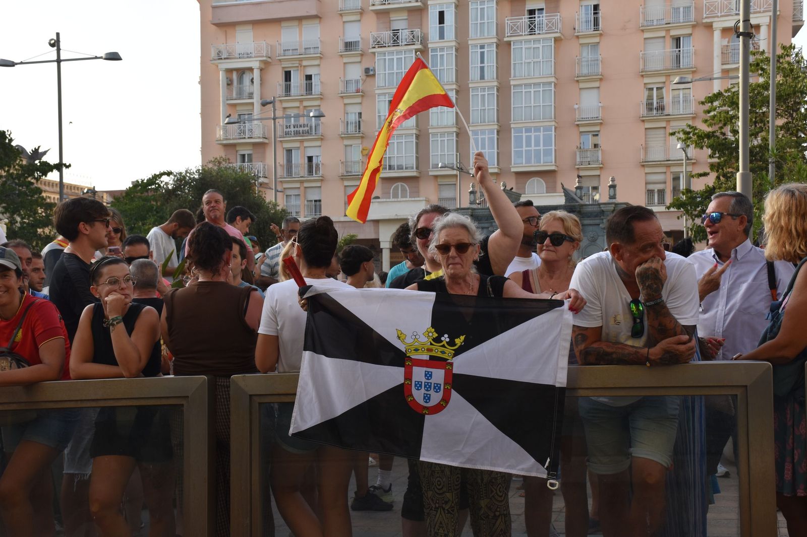 Ciudadanos durante la concentración contra la inmigración descontrolada el día de la entrada masiva en Plaza de los Reyes